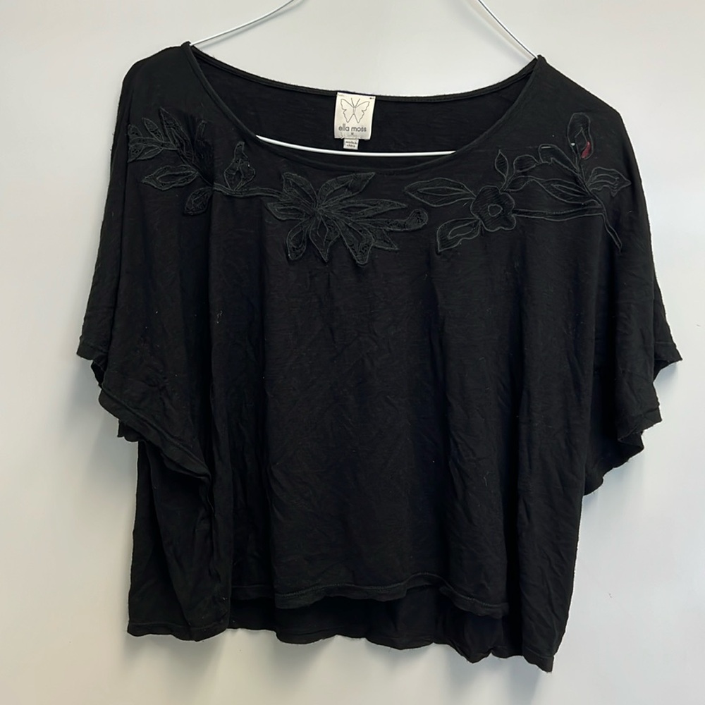 Ella Moss t shirt with delicate flower cut outs/embroidered sizeM